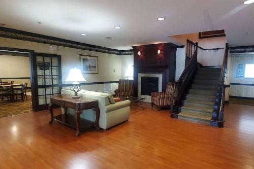 Austintown Hotel | Wingate by Wyndham Youngstown - Austintown