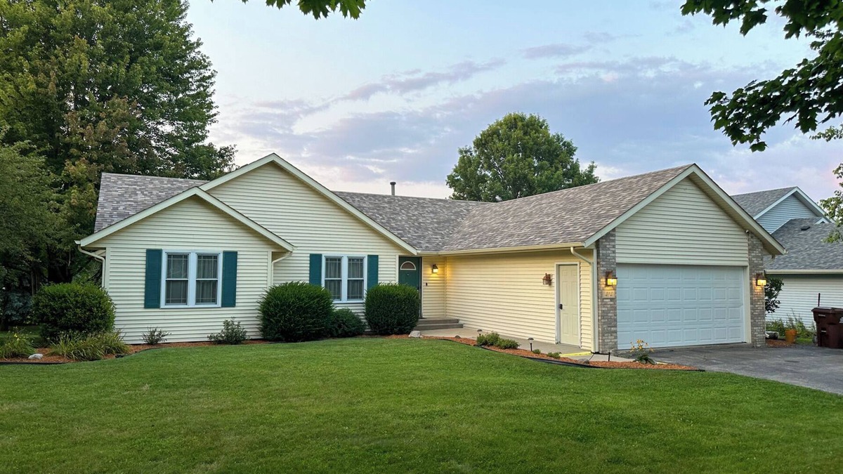 Winnebago House | Winnebago Spacious Home♥ Beautiful Kitchen LG Yard!