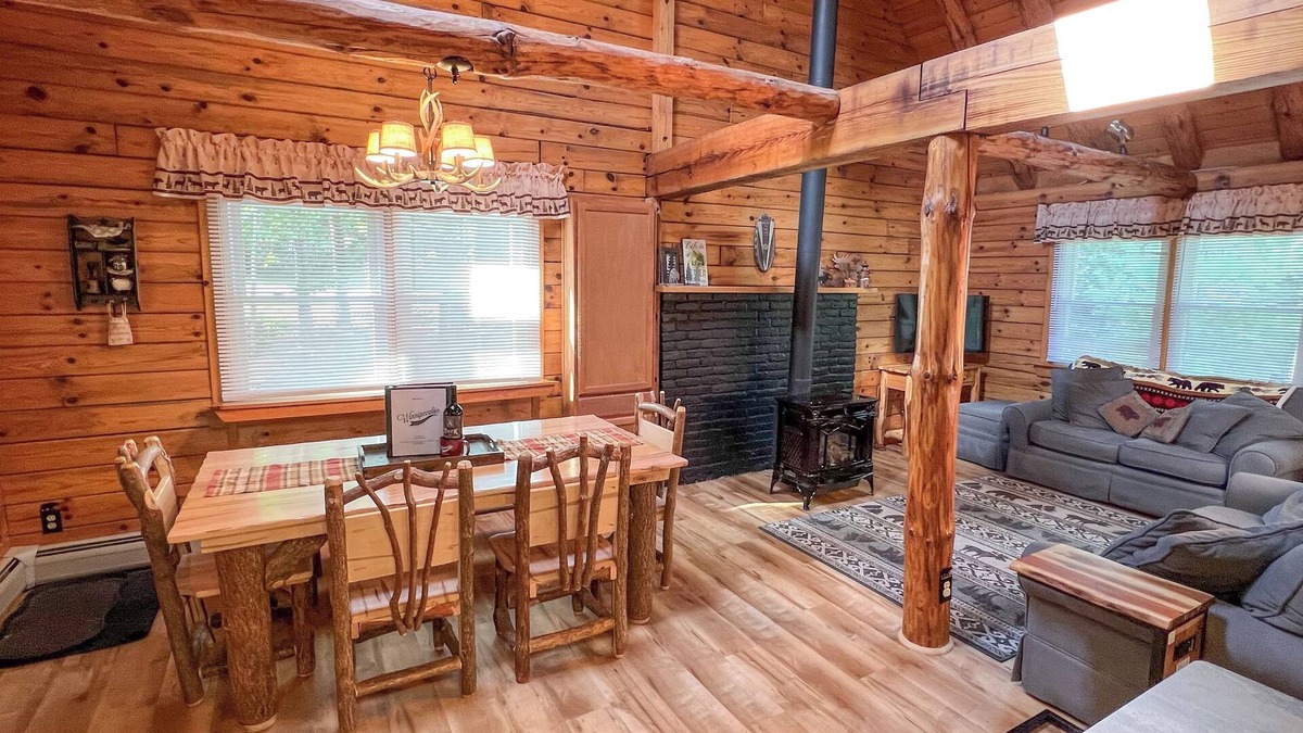 Laconia Cabin | Winnipecabin - Lovely log cabin w/water access & hot tub - close to everything!