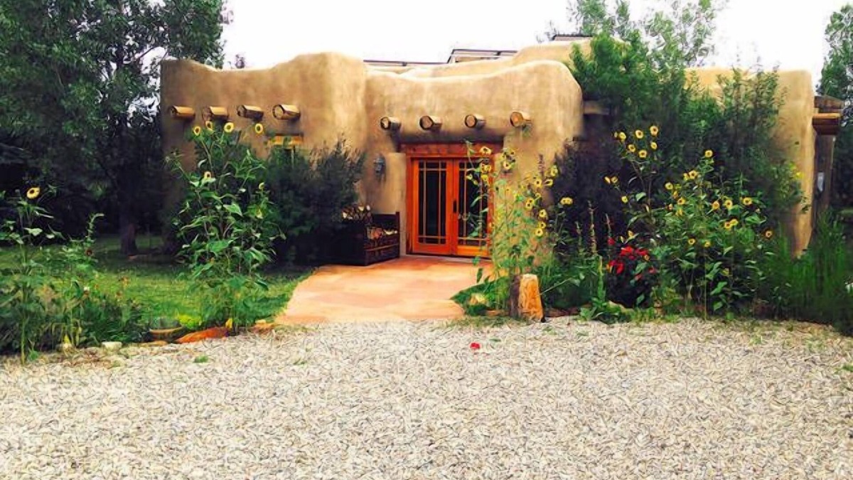Valdez House | Winsor Castle & Ski Retreat! 15 min to Ski Lifts and Taos Plaza