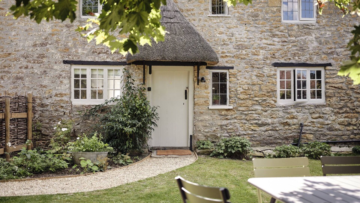 West Chinnock Cottage | Winter bolt hole: cosy, luxury thatched cottage, modern interior, total R&R!