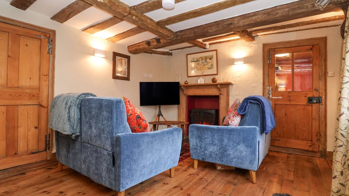 Clare Cottage | WINTER COTTAGE, pet friendly, with a garden in Clare