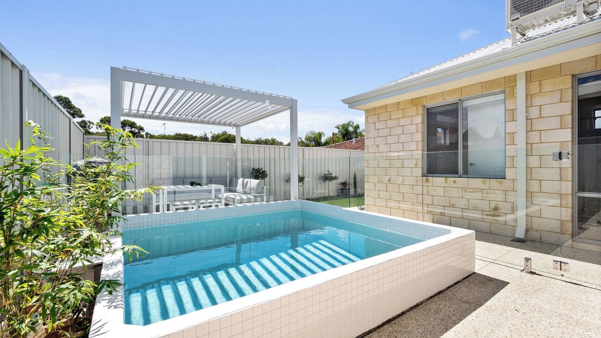 Mandurah House | Winter Family-Friendly Getaway | Sleeps 5 | Ping Pong | BBQ | Office Desk