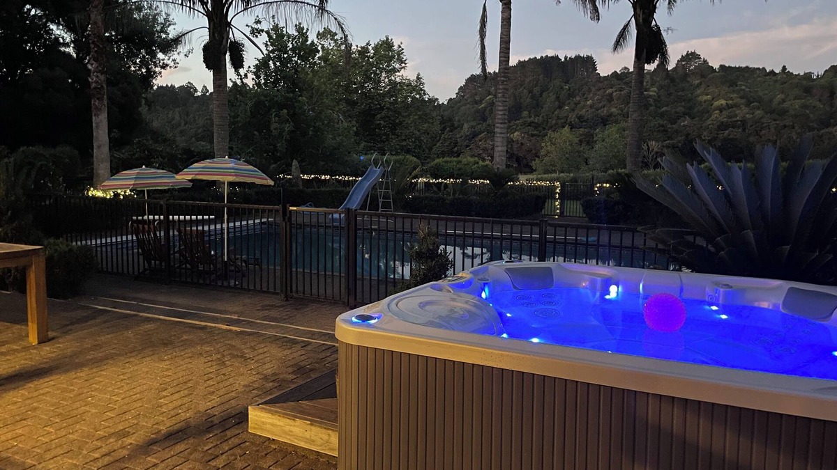 Waimauku Villa | Winter Fun - Spa, Pinball, Billiard and more