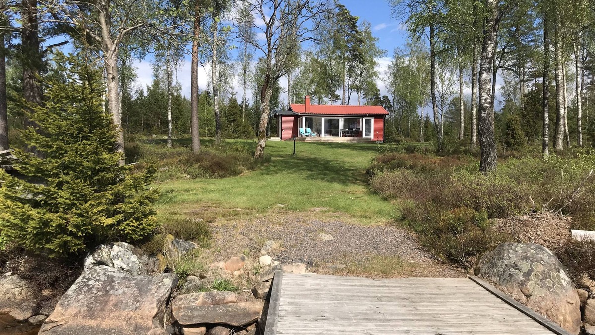 Hestra House | Winter garden and living room with view on the lake, 2 bedrooms.