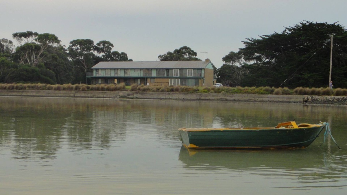 Robertsons Beach Cabin | Winter promotion ends soon. Contact us for details.