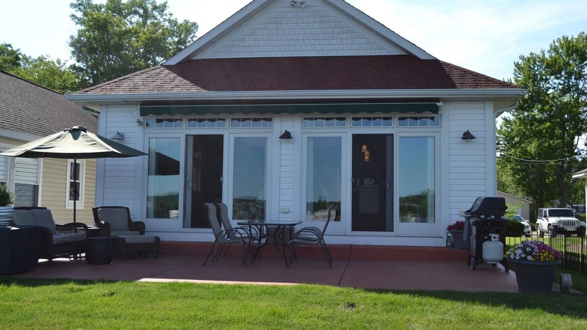 Pinckney House | Winter Retreat on Portage Lake