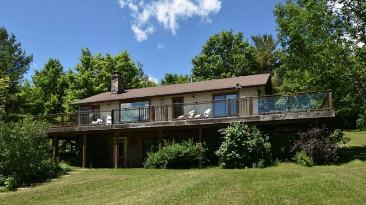 Mulmur House | Winter ski/summer tennis & 2 ponds on 30 wooded acres, 7 km S of Creemore.