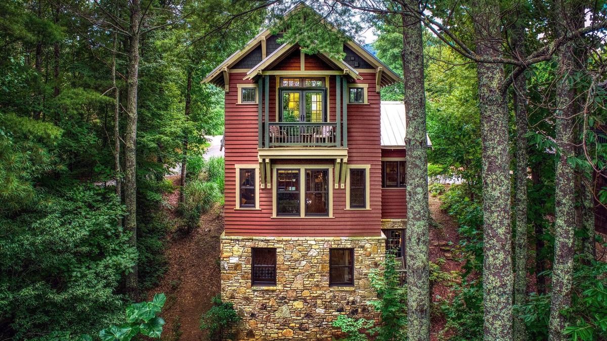 Cheshire House | Winterberry Cottage | Treetop Balcony | Village of Cheshire | 5 Min to Downtown Black Mtn!