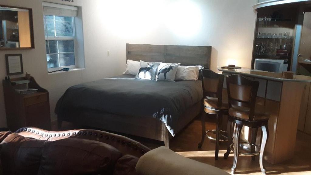 Arnold House | Winterfell Inn - No Xtra Fees, Dogs OK, King & Queen Suites
