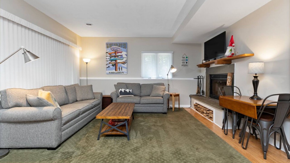 Roseland Condo | Wintergreen Condo -Steps to Ski and restaurants