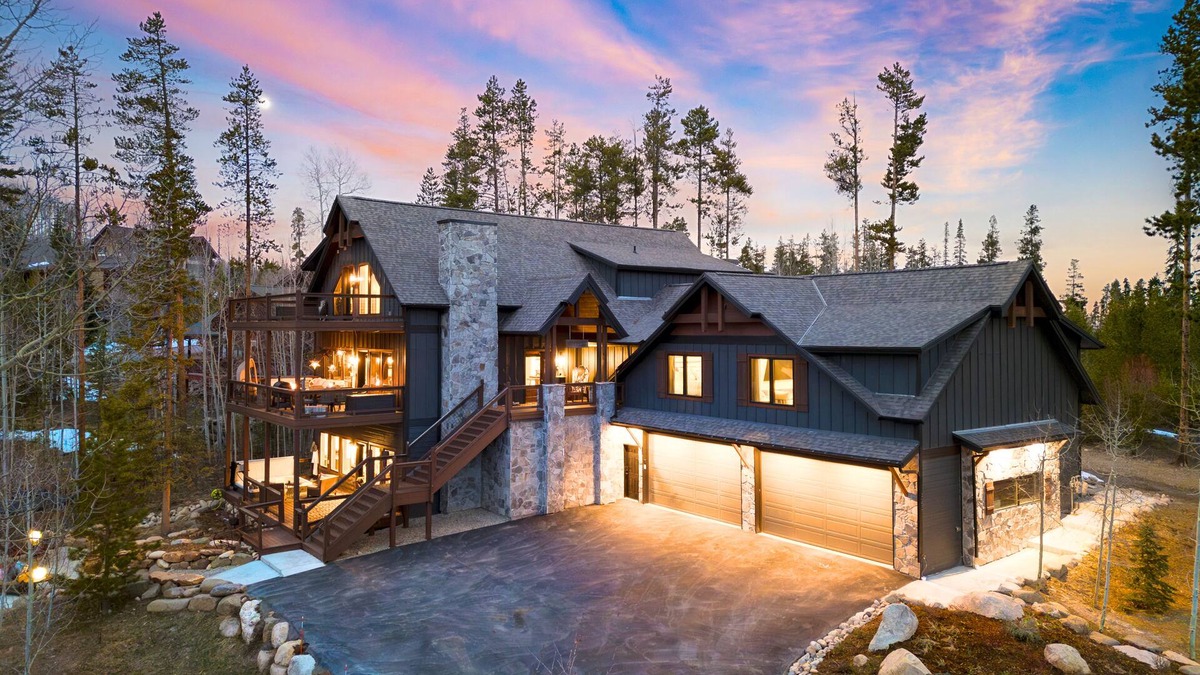 Elk Court Cabins House | Winterhaven Estate by AvantStay | Sleeps 19 Guests | Views, Firepit, Hot Tub