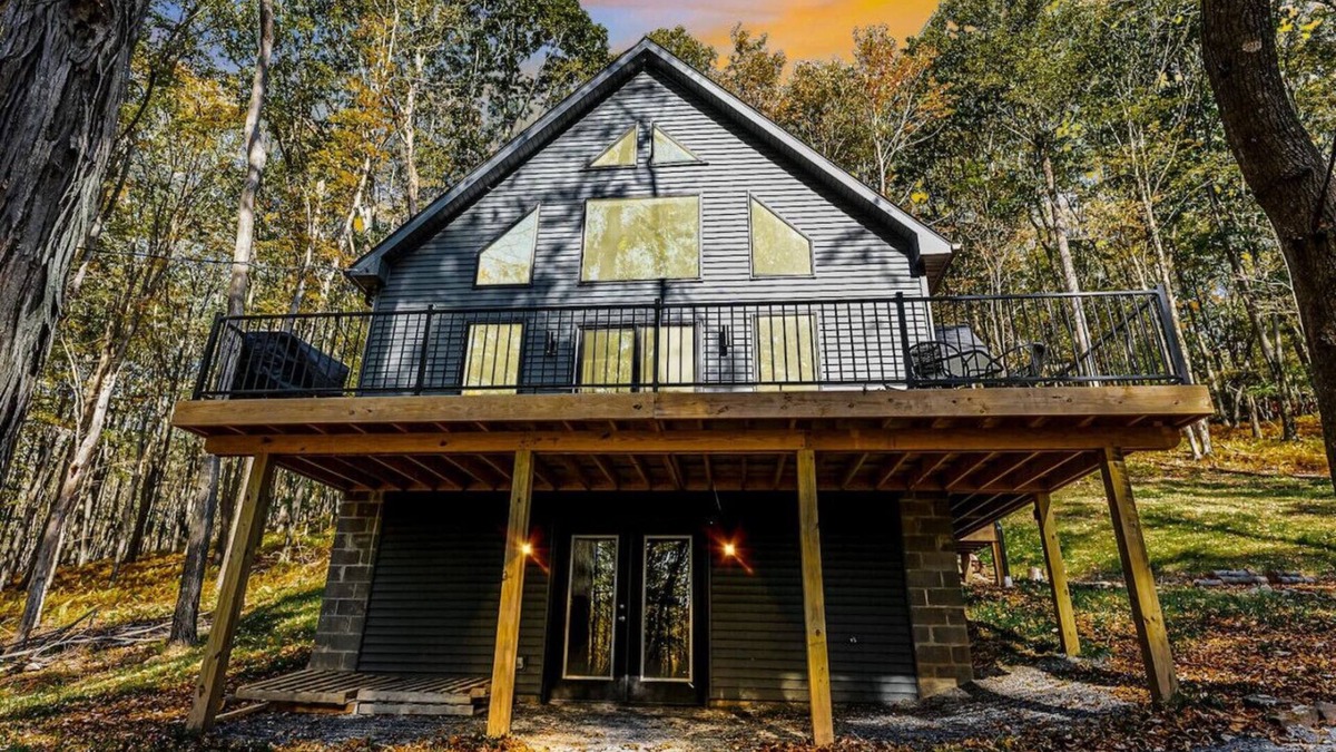 Alpine Lake House | Wintervue: Escape to Nature – Spacious, Pet-Friendly Retreat in WV
