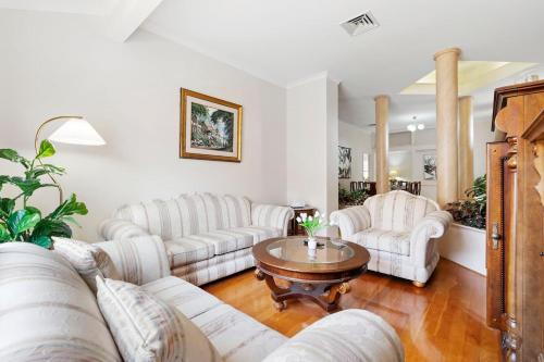 Winthrop House | Winthrop Mansion - 5 Bed, 3 Bath, Pool Table, Bbq