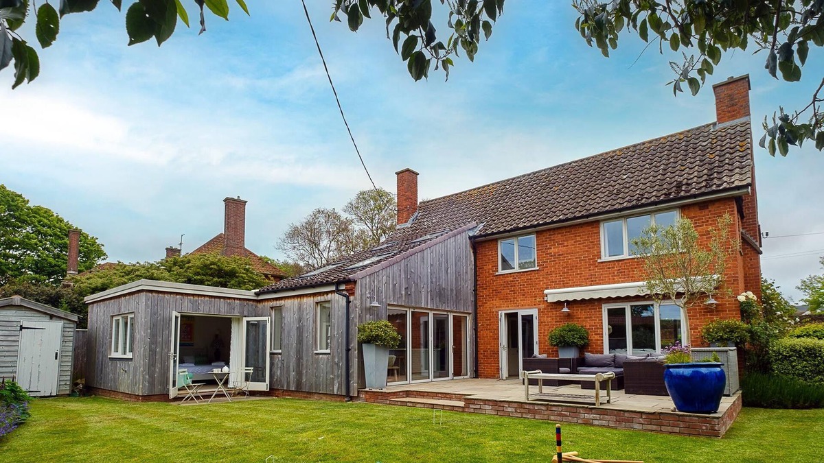 Aldeburgh Cottage | Winton Lodge - sleeps 10 guests in 5 bedrooms