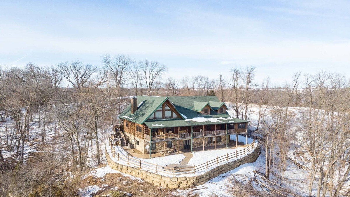 Cassville House | Wisconsin Luxury Log Mansion | Sleeps 15