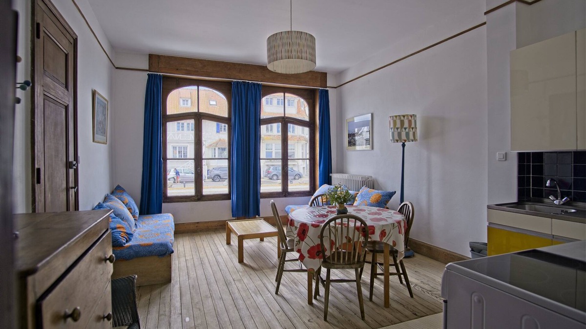 Wissant Apartment | WISSANT Apartment with sea view on a pretty Square 1900