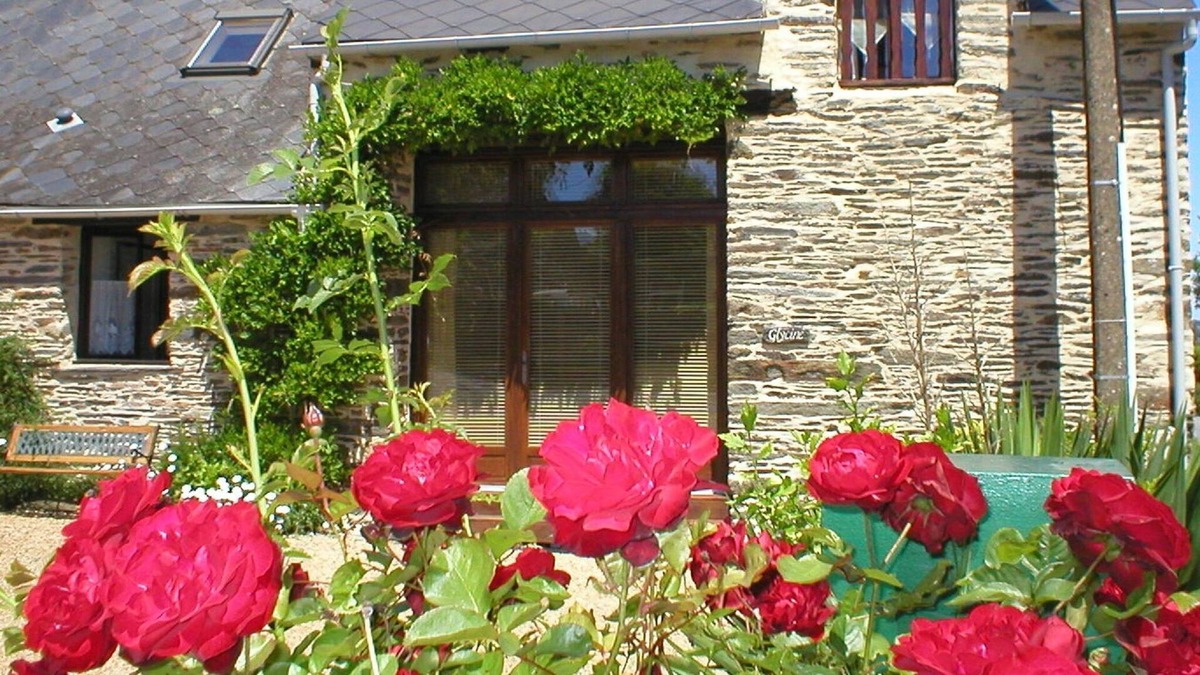 La Chapelle-de-Brain Cottage | Wisteria Barn, South Brittany barn, free bikes, WiFi, near village