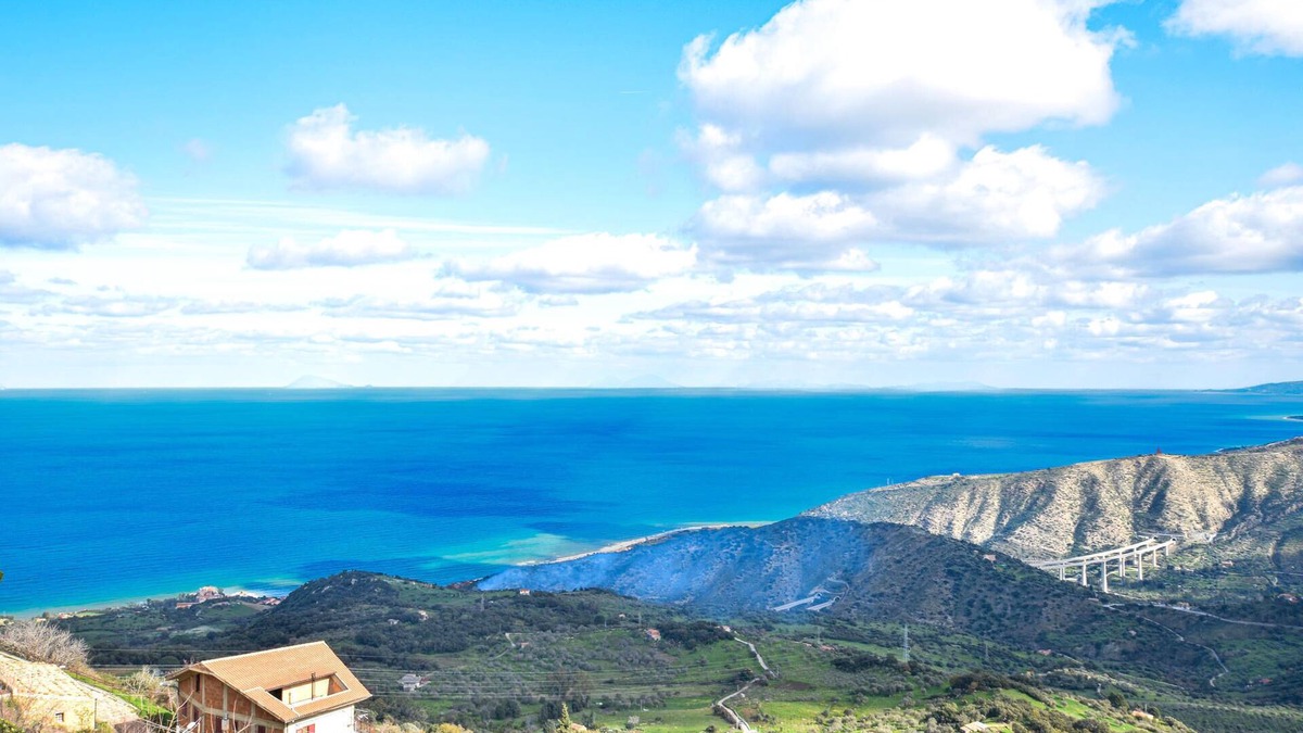 Tusa Apartment | With a beautiful view of the sea, this comfortable vacation apartment in Tusa welcomes you.