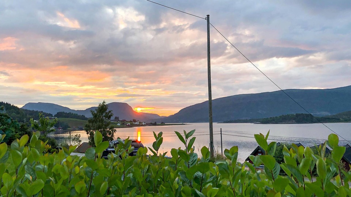Halsa House | With a magnificent view of the Valsøyfjord, this cozy and family vacation home welcomes you.