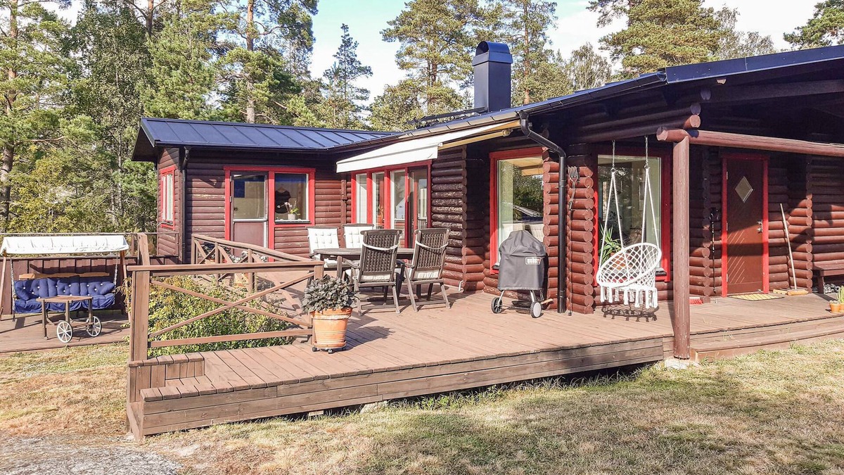 Grodinge House | With a panoramic view of the sea, this fine vacation home in Grödingen awaits you.