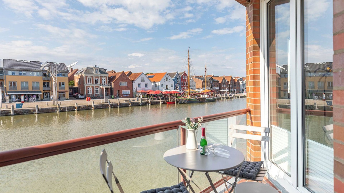 Zentrum Apartment | With a view of the Husum inland harbor, this stylishly furnished vacation apartment offers
