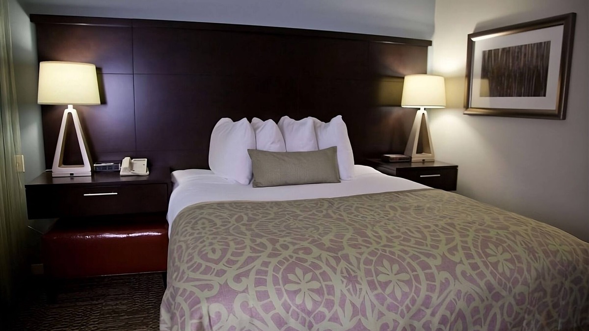 San Bruno Hotel | With FREE Breakfast, Full Kitchen, Onsite Pool, Parking Onsite!