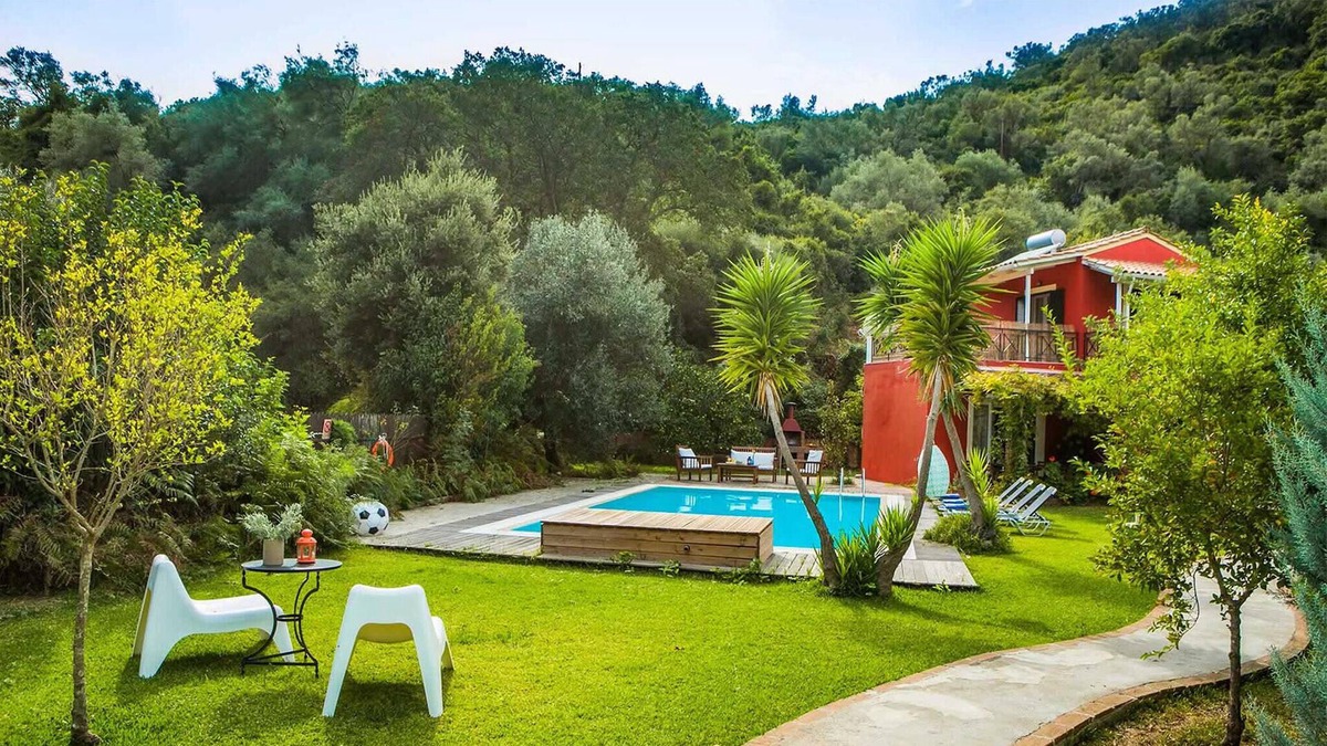 Mikros Gialos House | With its gorgeous location amid mature gardens just a five minute walk from the beach, this is a gem