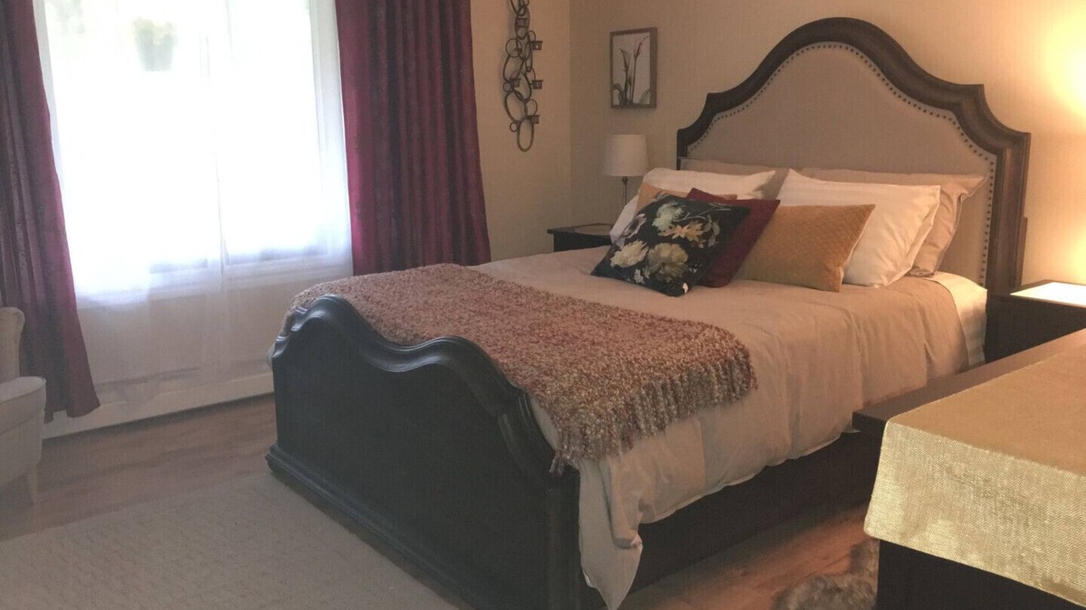 Trinity Bed & Breakfast | With view of the garden! Total relaxation in the heart of the Trinity Bight!