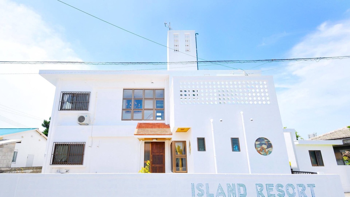 Uruma House | Within 1 minute walk to the beach.Island, Hamahigajima where we can go by car.Shall we travel to live on the island where God lives?
