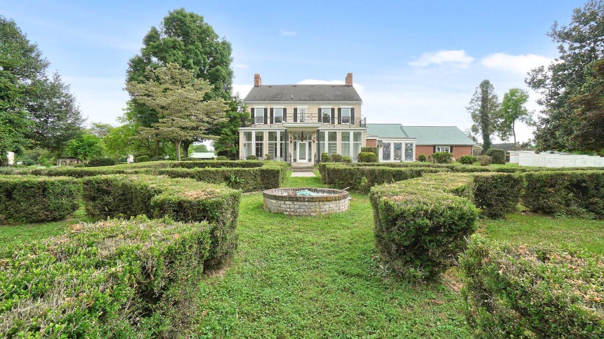 Adamstown House | Wizard's Escape, Sleeps 15+, 2 Escape Rooms, Pool and Game rooms