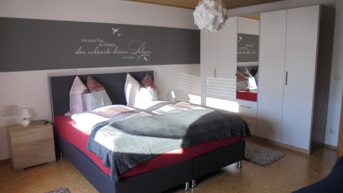 Roetz Apartment | Wohlfühl Ferienwohnung für bis zu 3 Personen mit Boxspringbett inmitten wunderbarer Natur