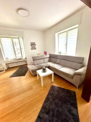 Altstadt Apartment | Wohlfühloase mitten in der Duisburger City, Tolles Design, hochwertig, Vollausstattung, 2 Zimmer, großes Bad & WC, große Küche, Smart TV, 5 min zum Hbf Duisburg, und 20 min zum Düsseldorfer Flughafen