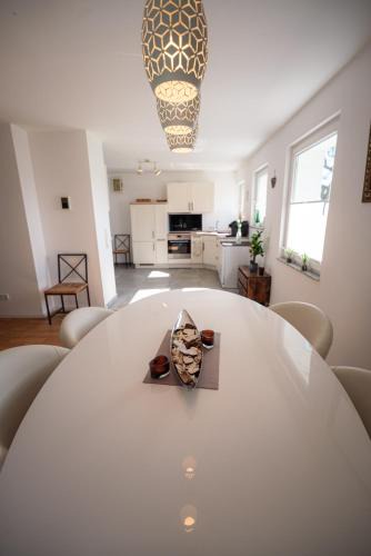 Alpen Apartment | Wohlfühloase - Moderne Ferienwohnung mit großem eingezäuntem Garten in Alleinlage an Feld & Wald, Natur pur trifft auf Komfort, Wellness und gute Erholung