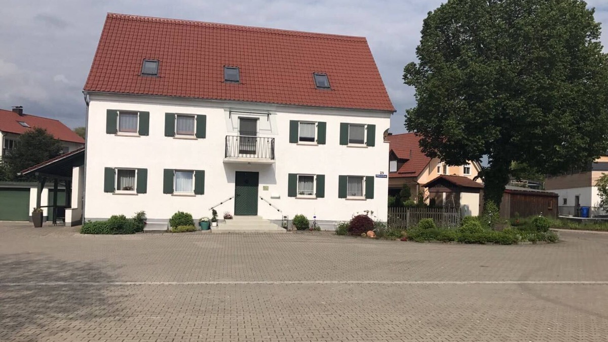 Dasing Apartment | Wohnung Orange - Helle FeWo mit gemütlicher Sitzecke und kostenfreiem WLAN