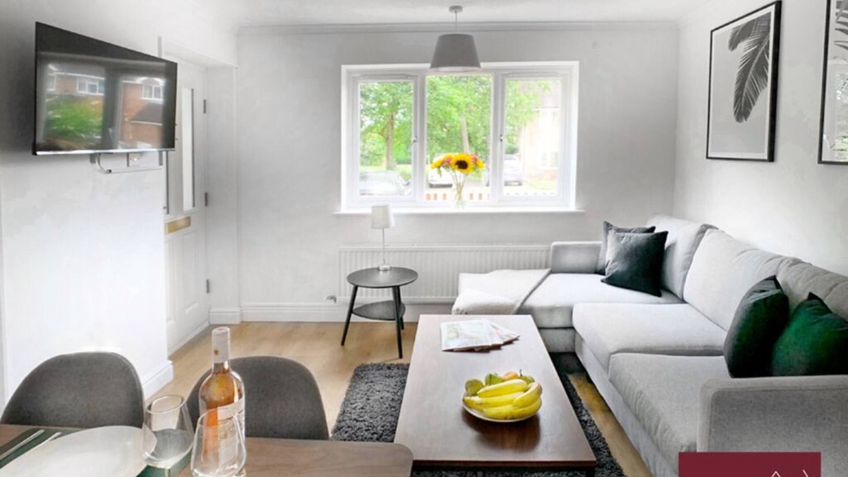 Bisley House | Woking - Front Garden, Parking, Pets Welcome