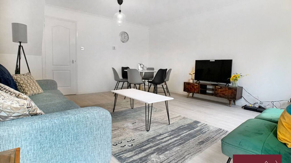 Knaphill House | Woking - Garden, Parking, Pets Welcome