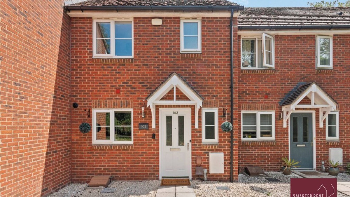 Sindlesham House | Wokingham - Three Bed House - Parking
