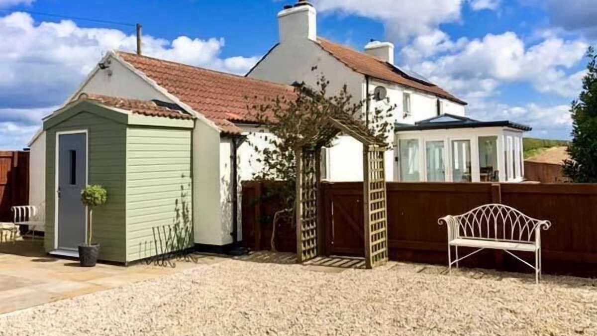 Muston Cottage | WOLD COTTAGE, pet friendly, luxury holiday cottage in Hunmanby