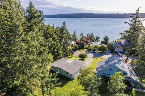 Langley House | Wolf Beach Cottage by AvantStay Harbor Views