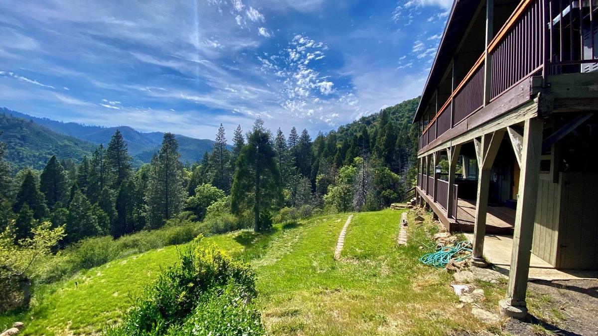 Springville Cabin | Wolf Cabin: A Place to Unwind & Enjoy Nature with the Most Spectacular Views!