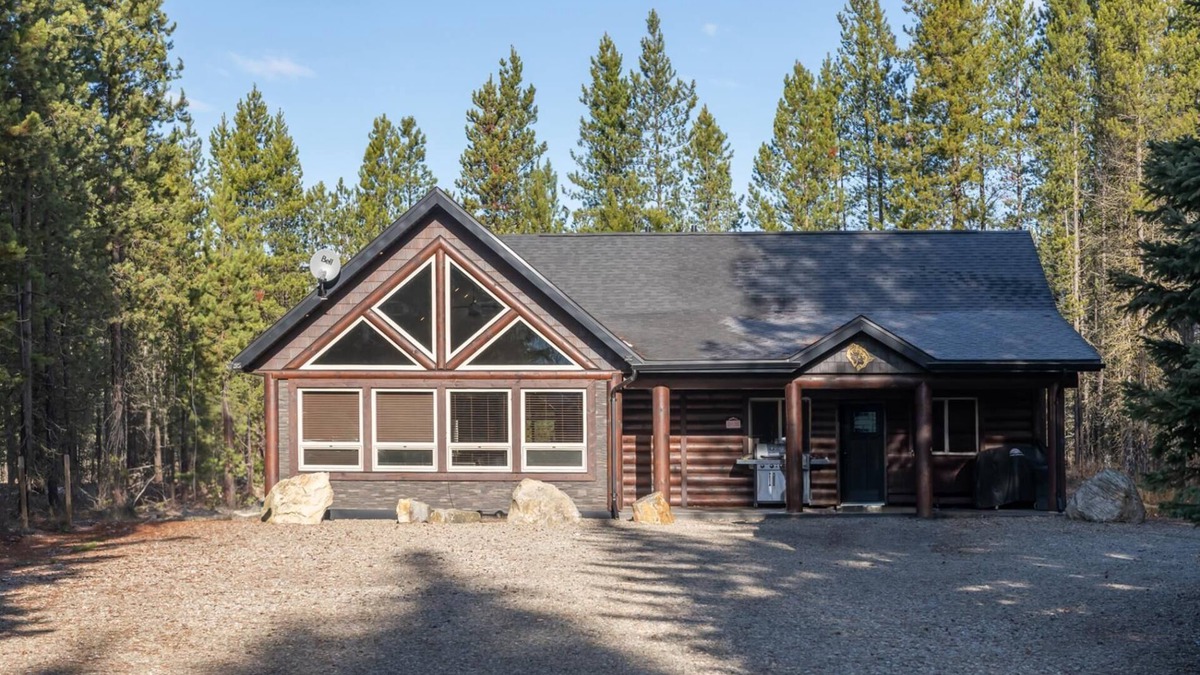 Valemount House | Wolf Den Cabin Rental