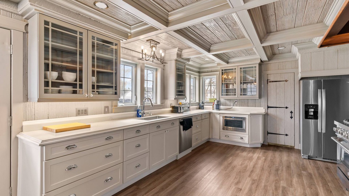 Amherstburg Cottage | Wolfe Island Lodge With 360 Views of the Detroit River