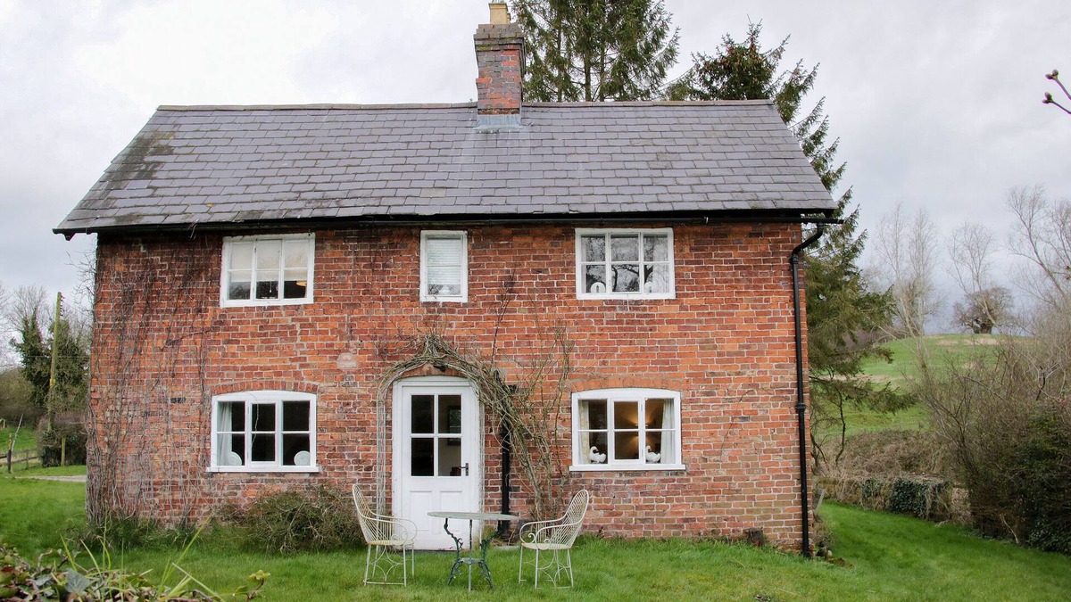 Whitchurch Cottage | WOLVESACRE MILL COTTAGE, pet friendly, with open fire in Whitchurch