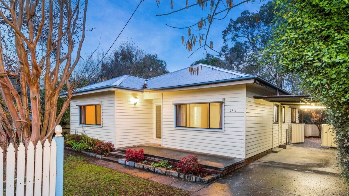 Glenroy House | Wombat Cottage * Close to CBD * WIFI * Pet Friendly