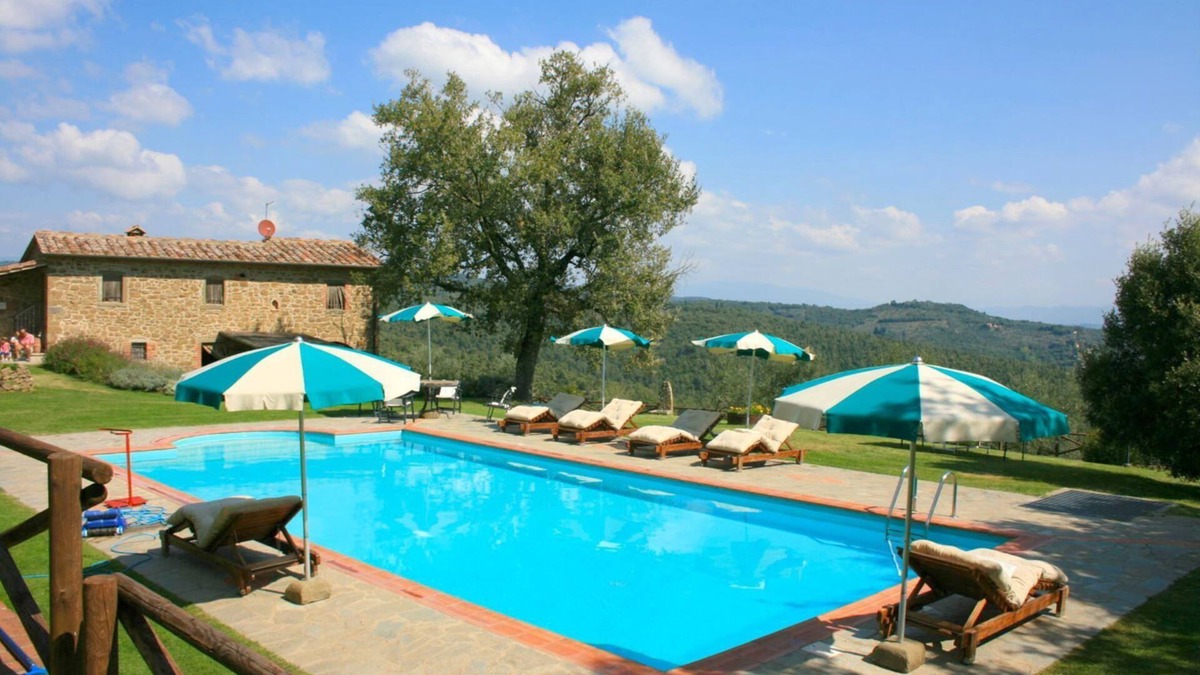 Civitella in Val di Chiana Villa | Wonderful private villa with WIFI, private pool, TV, pets allowed and parking, close to Arezzo
