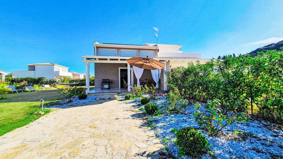 Campofelice di Roccella House | Wonderful villa for 8 people with WIFI, A/C, TV, terrace and parking