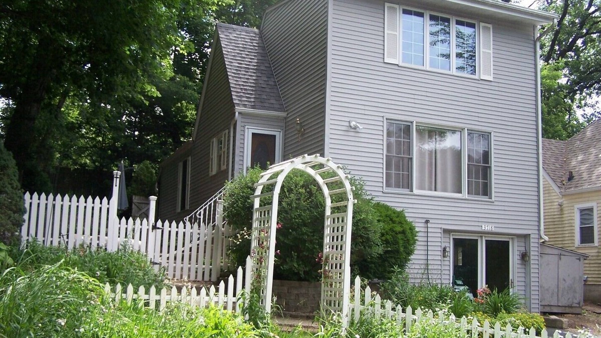 Solon Mills House | Wonder Lake Sanctuary