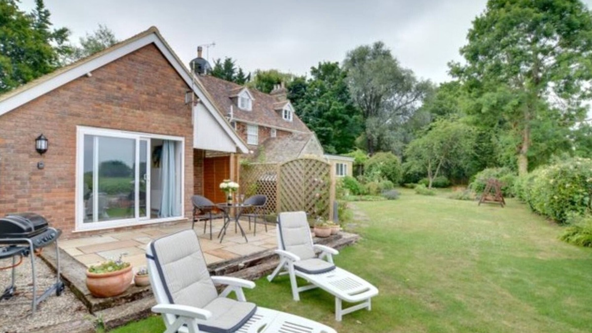 Mersham Cottage | Wonderful 1 bedroom cottage near Port Lympne Wild Animal Park and Canterbury