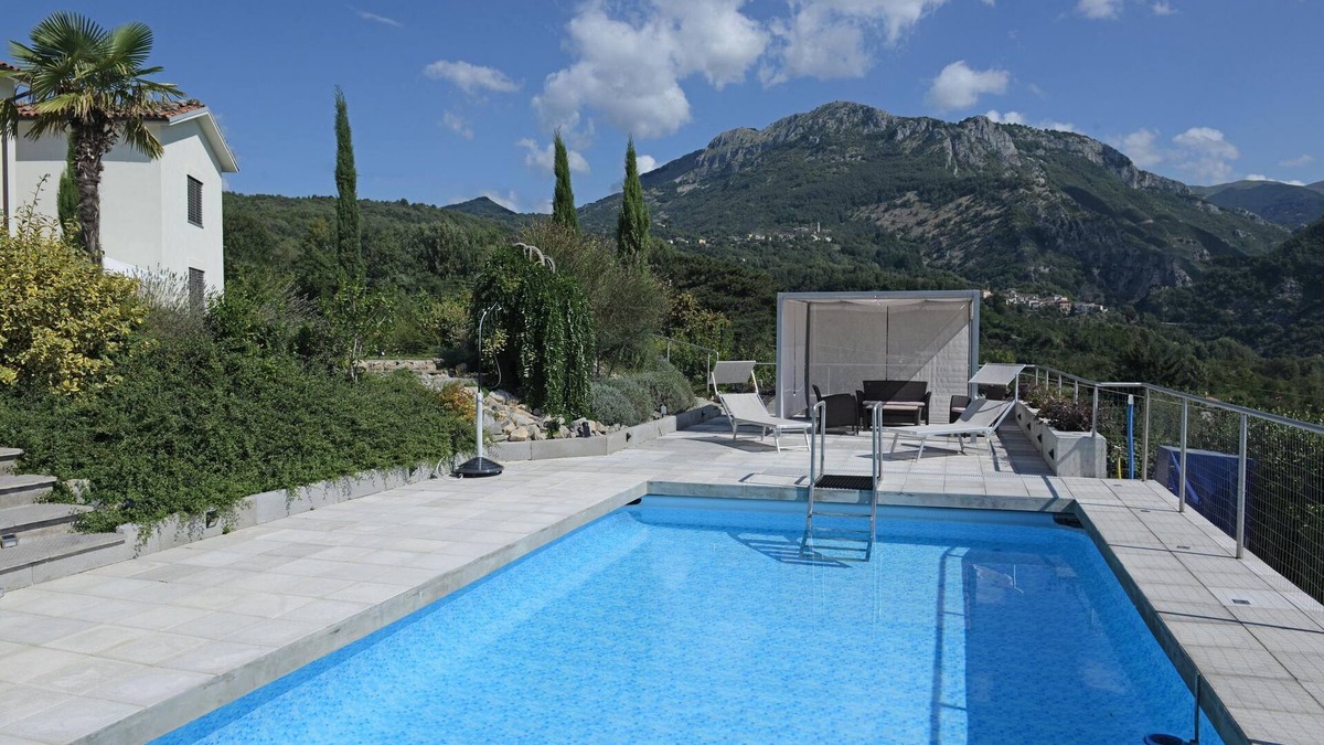 Villa Collemandina Villa | Wonderful 2 bedroom house, private pool, stunning mountain views, WIFI!